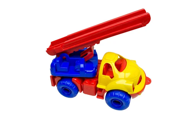 beyaz arka plan makrosu üzerinde izole merdiveni olan oyuncak renkli plastik araba