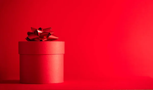 Das Konzept des Black Friday. rote Geschenkschachtel mit goldener Schleife auf rotem Hintergrund — Stockfoto