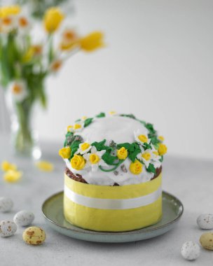 Güzel dekore edilmiş bahar çiçekleriyle Paskalya pastası 
