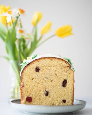Güzel dekore edilmiş bahar çiçekleriyle Paskalya pastası 