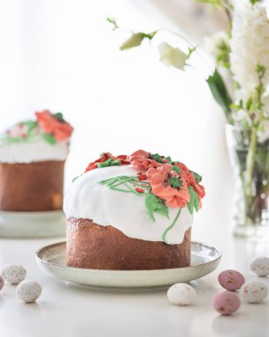 Güzel dekore edilmiş bahar çiçekleriyle Paskalya pastası 