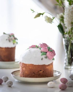 Güzel dekore edilmiş bahar çiçekleriyle Paskalya pastası 