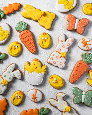 Pastel renkli Paskalya kurabiyeleri arka planı, düz pankart kopyalama alanı