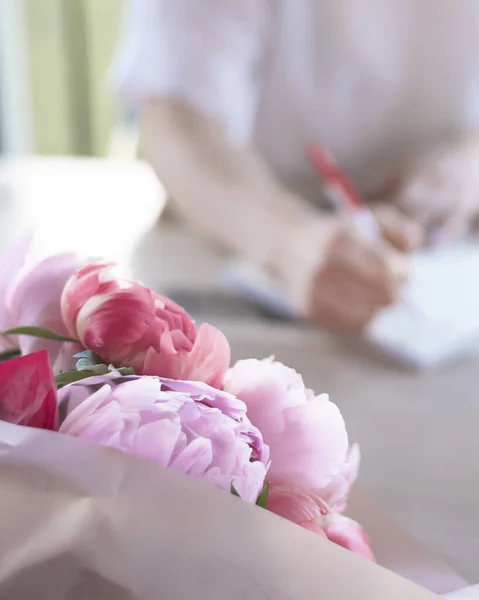 Focus Bouquet Flowers Woman Makes Notes Notebook Writes List High Royaltyfria Stockfoton