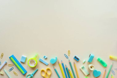 Şeftali arka planda çeşitli okul malzemeleri, düz yatış. Metin için yer.