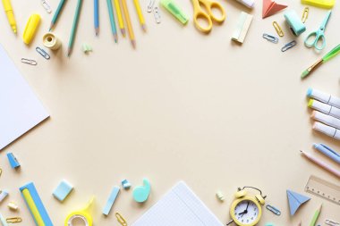 Şeftali arka planında çeşitli okul malzemelerinin çerçevesi düz. Metin için yer.