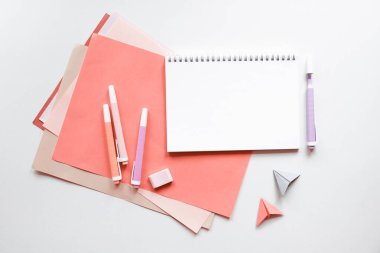 İşaretlerin yanında arka planda pastel renkli boş yapraklar var. Boşluğu kopyala