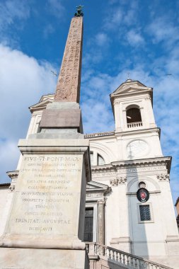 Roma, İtalya - 6 Mayıs 2018: Santissima Trinita Dei Monti ve Sallustian Obelisk 'in Rönesans başlıklı kilisesi İspanyol Meydanı' ndaki Basamaklar 'ın tepesindeki Obelisco Sallustiano olarak bilinir..
