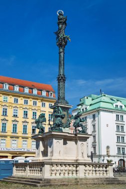 Viyana, Avusturya 29 Ağustos 2019: Marian Sütun Anıtı veya Bakire Meryem heykeli ve Carlo Carlone 'un dört meleği ile Mariensaule. Am Hof Platz Meydanı 'nda..