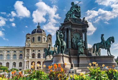 Viyana, Avusturya - 27 Ağustos 2019: Maria Theresien Platz Meydanı 'nda Naturhistorisches Müzesi Wien veya Doğal Tarih Müzesi.