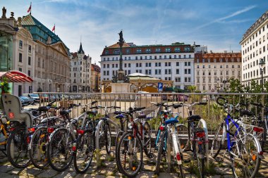 Viyana, Avusturya 29 Ağustos 2019: Marian Column ve Performans sanatları tiyatrosu Wiener Lustspielhaus ile Am Hof Platz Meydanı. Bisiklet parkı ön planda..