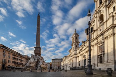 The Fountain of Four Rivers (Fontana dei Quattro Fiumi) ve Saint Agnes Kilisesi ile Piazza Navona. Roma, İtalya.