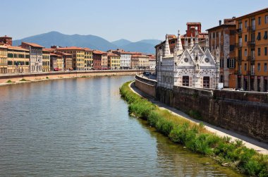 Arno Nehri ve Gotik Kilisesi Santa Maria della Spina Pisa, Toskana, İtalya 'daki toprak seti üzerine.