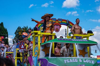 Roma, İtalya - 11 Haziran 2022: Roma Gay Pride, LGBTQ + topluluğunun haklarının tanıtımı. Geçit törenine kostümlü ve makyajlı katılımcılar müzik ve dansla sokaklarda.