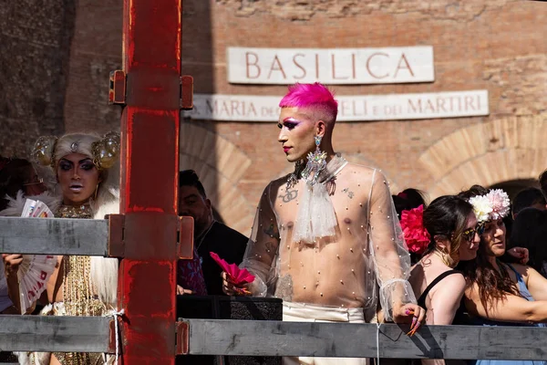 Roma, İtalya - 11 Haziran 2022: Roma Gay Onur Günü, LGBTQ + topluluğunun haklarının tanıtımı. Cumhuriyet Meydanı 'ndaki kostümlü ve makyajlı geçit törenine katılanlar.