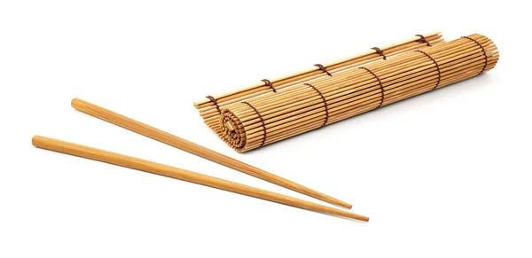Pałeczki Makisu Bambusowa Mata Zwinięta Rolkę Sushi Rolki Izolowane Białym — Zdjęcie stockowe