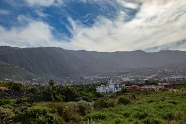 Kanarya Adaları, Tenerife 'nin kuzey kesimindeki dağların eteğinde bir kilisesi olan kasabalardan birinin görüntüsü..