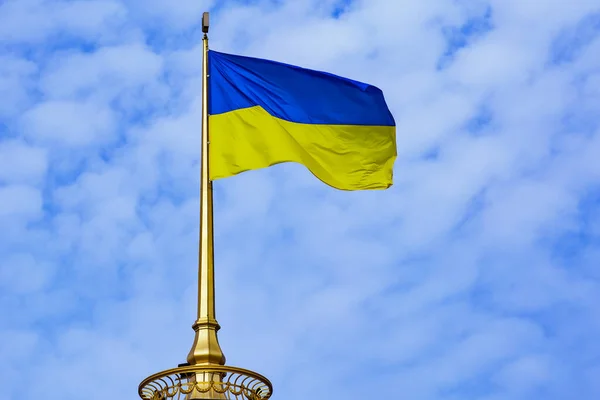 Gelb Blaue Nationalflagge Der Ukraine Einem Vergoldeten Fahnenmast Über Dem — Stockfoto