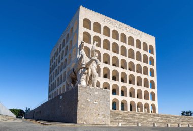 Roma, İtalya - 8 Haziran 2022: İtalyan Uygarlığı Sarayı (Palazzo della Civilta Italiana), ayrıca Square Colosseum olarak da bilinir..