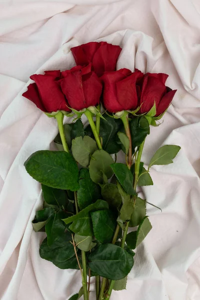 Букет Красных Роз Сложенных Белой Ткани Детали Лепестков Стебель Натуральные — стоковое фото