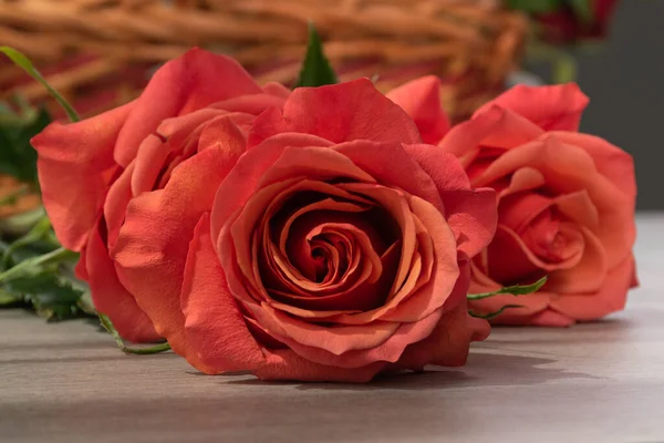 Цветочная Композиция Красивыми Оранжевыми Розами Лежащими Деревянном Столе Природой Красотой — стоковое фото