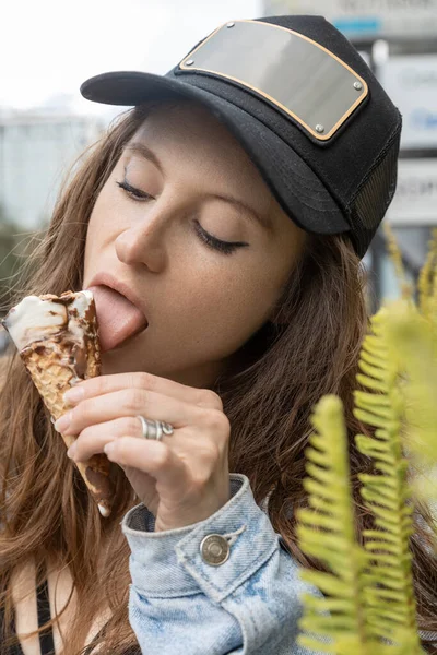 Hermosa Feliz Mujer Comiendo Helado Cono Con Crema Chocolate Parque —  Fotos de Stock