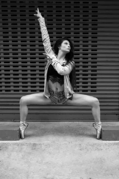Corpo Pieno Giovane Donna Danza Balletto Indossando Scarpe Ballo Pantaloncini — Foto Stock