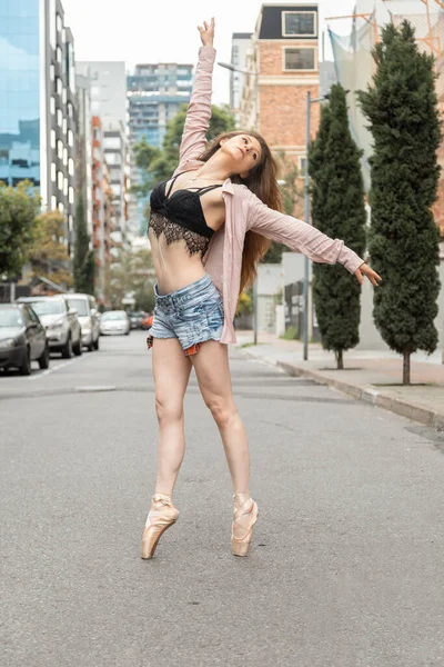 Corpo Pieno Una Giovane Donna Danza Balletto Nel Mezzo Una — Foto Stock