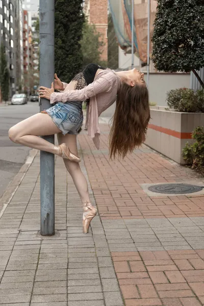Corpo Pieno Una Giovane Donna Appoggiata Una Pole Dance Che — Foto Stock
