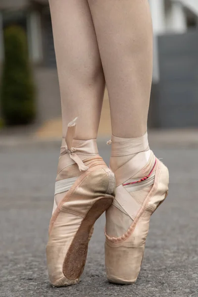 Yksityiskohdat Jalat Ballerina Seisoo Varpaillaan Yllään Hänen Baletti Tossut Tyylikäs — kuvapankkivalokuva