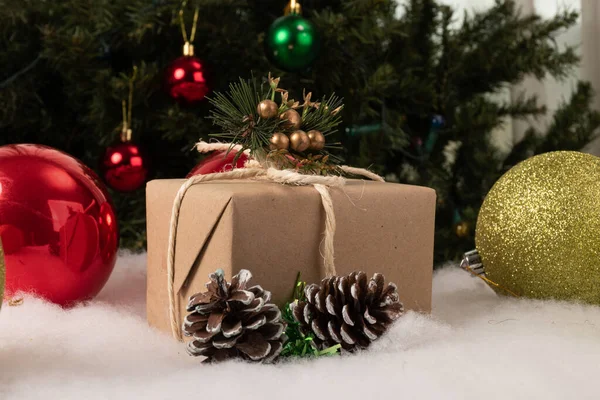 Hermoso Regalo Navidad Decorado Con Esferas Colores Nieve Falsa Fondo — Foto de Stock
