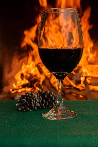 Şaraplı Bir Bardağa Yaklaşmak Arka Planda Ateş Sıcak Bir Şömine — Stok fotoğraf