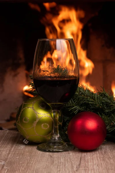 Kieliszek Czerwonym Winem Ozdobionym Świątecznymi Combillos Tle Kominek Kominkiem Przytulne — Zdjęcie stockowe