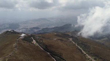 Dağların manzarası ve Ekvador 'un Sierra' sının bulutları. Gündüzleri insansız doğanın güzelliği. Hava perspektifi, turizm beldesi.