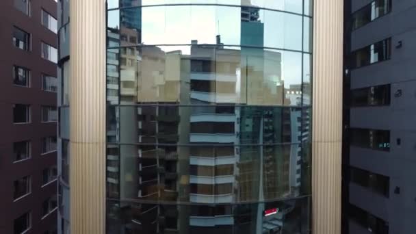 Детали Здания Стеклянными Стеклами Отражением Других Зданий Городе Структуры Современной — стоковое видео