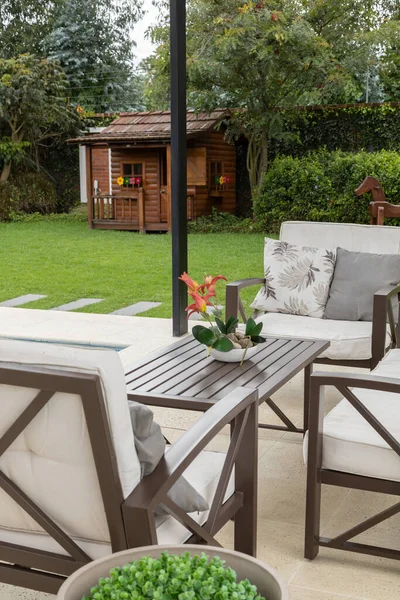 Schöner Hausgarten Mit Tisch Und Holzstühlen Hintergrund Gras Rustikales Holzhaus — Stockfoto