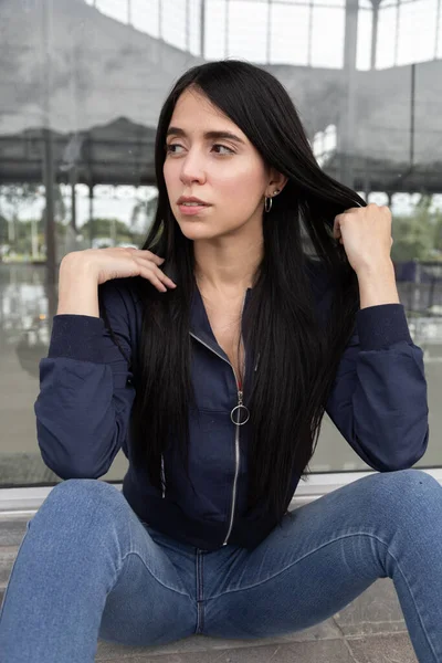 Junge Lateinische Frau Mit Langen Glatten Schwarzen Haaren Posiert Sitzend — Stockfoto