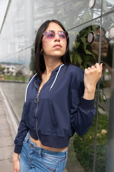 Young Latin Girl Trendy Long Black Hair Posing Relaxed City — Stockfoto