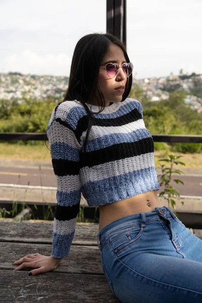 Model Posing Straight Black Hair Sitting Park Bench Wearing Sunglasses — Fotografia de Stock
