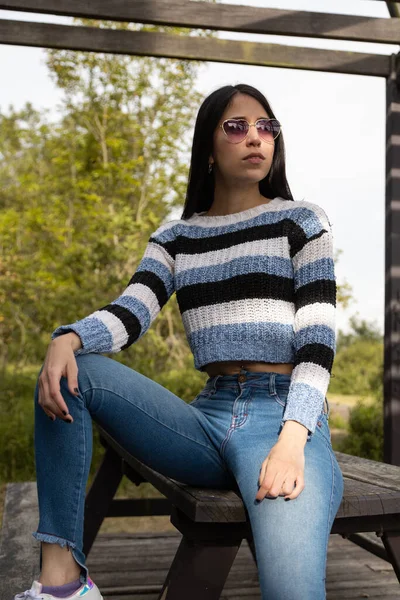 Mooi Jong Latin Model Poseren Met Zwart Recht Haar Een — Stockfoto