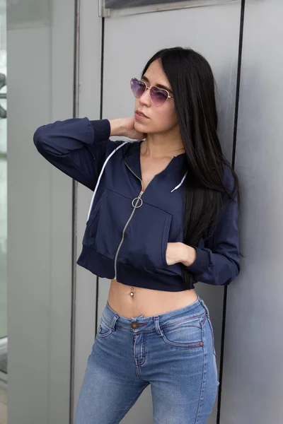Junges Lateinisches Model Mit Langen Glatten Schwarzen Haaren Trägt Jeans — Stockfoto