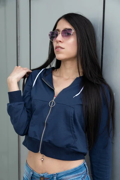 Atraente Jovem Modelo Feminino Latino Com Longos Cabelos Pretos Lisos — Fotografia de Stock