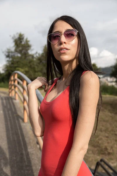 Latin Model Face Wearing Sunglasses Accessory Has Long Straight Black — Stockfoto