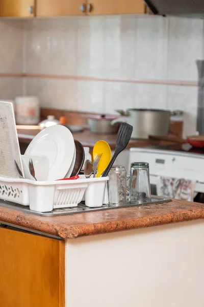 Interior Kitchen Wooden Cabinet Several Dishes Recently Washed Sink Lifestyle — ストック写真