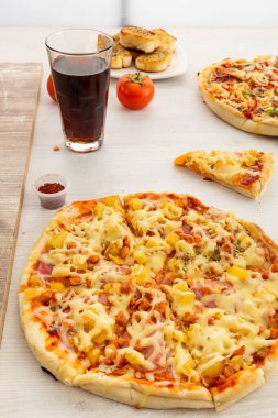 Lezzetli hazır ve servis edilmiş ahşap masa, iştah açıcı fast food, yiyecek ve içeceklerle dolu yaşam tarzı.