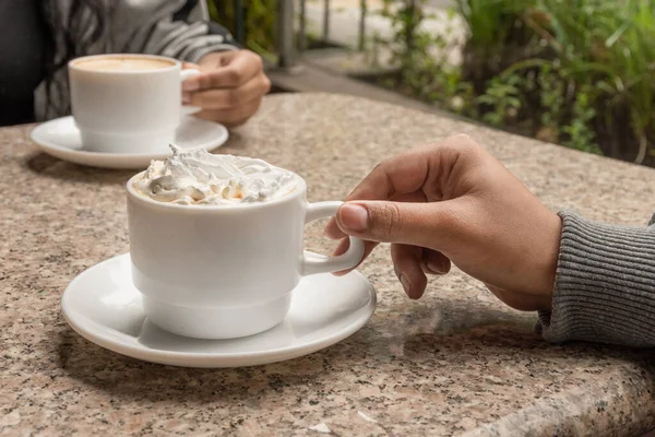 Compartir Una Deliciosa Taza Café Con Crema Una Cafetería Detalles —  Fotos de Stock