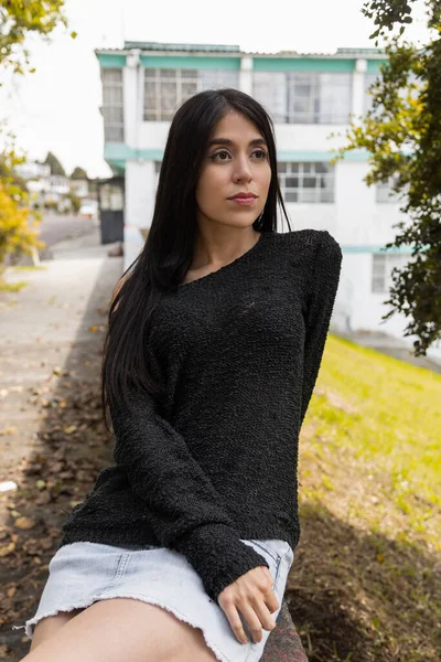 Posiert Entspannt Einem Park Inmitten Der Natur Junge Lateinamerikanische Frau — Stockfoto