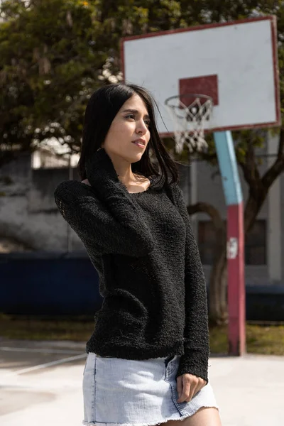 Park Mit Basketballkorb Hintergrund Eine Schöne Junge Frau Lässiger Und — Stockfoto