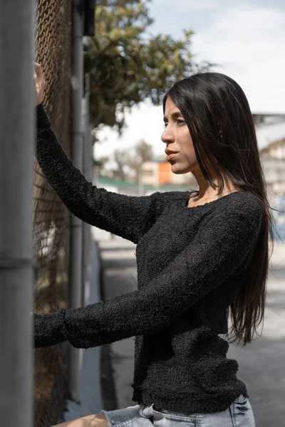 Latin Ung Smal Kvinna Med Profil Kropp Staden Ungdom Och — Stockfoto