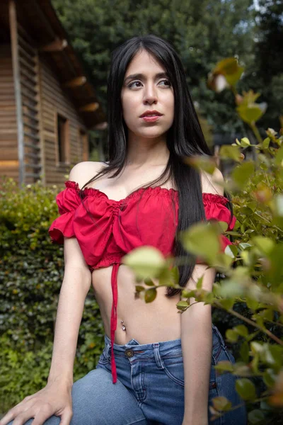 Pózuje Parku Přírodou Atraktivní Štíhlé Latinské Mladé Ženy Dlouhými Rovnými — Stock fotografie